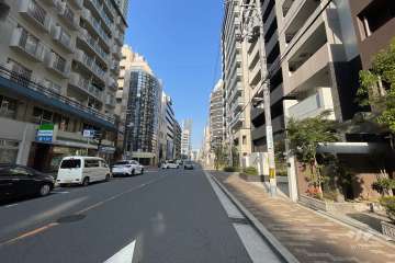 敷地南側の前面道路（東側から）
