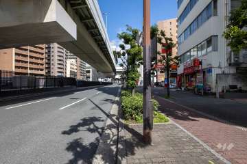 敷地南西側の前面道路（南東側から）