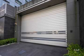 駐車場の出入り口（シャッター付き）