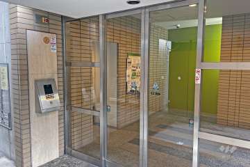 エントランスはオートロック付きです。