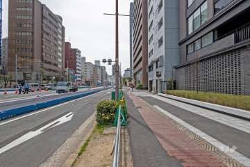 敷地の東側前面道路は、なにわ筋です（北側から）。