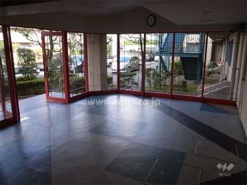 ガラス張りのエントランスホール