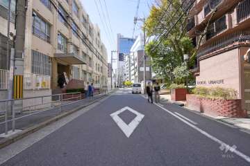 敷地南側の前面道路（東側から）