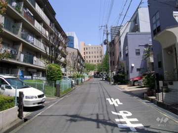 敷地南側の道路。周辺は区画の整った住宅地です。