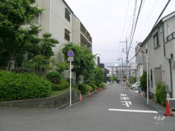 敷地東側の前面道路　周辺は区画の整った閑静な住宅地です。