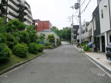 敷地北側の前面道路
