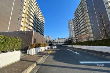 敷地東側の前面道路（南側から）