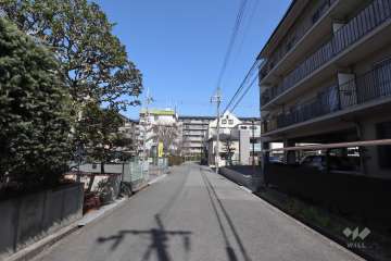 敷地西側の前面道路
