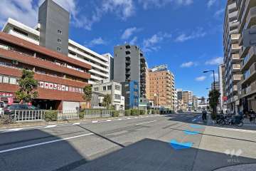 敷地北西側の前面道路は、みなと通です（南西側から）。