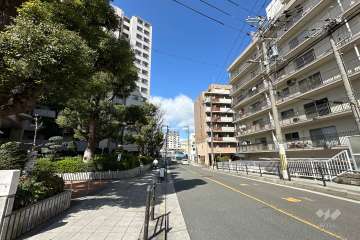 敷地北東側の前面道路（南東側から）