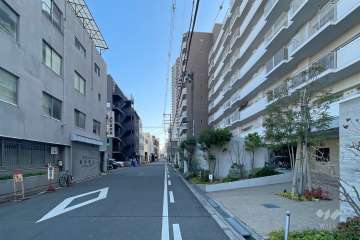 敷地西側の前面道路