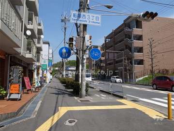敷地南側の前面道路は二車線のバス通りです。