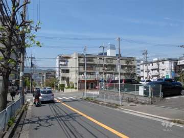 ＯＴＣニュープライムハイツの遠景。周辺は住宅と店舗、事務所などが混在する街です。
