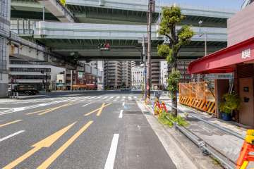 敷地の南側前面道路は国道172号です（東側から）。
