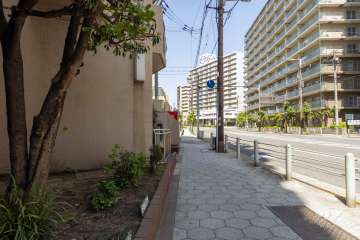 敷地の北側前面道路（東側から）