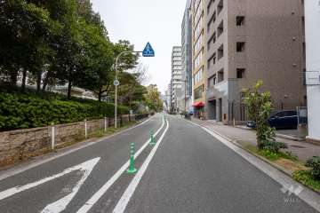 敷地の北側前面道路（西側から）