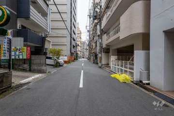 敷地の南側前面道路（東側から）