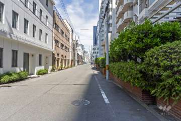 敷地北西側の前面道路（南西側から）