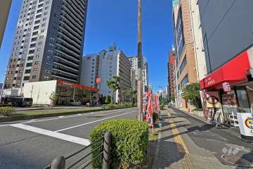 敷地北側の前面道路（西側から）は土佐堀通です。