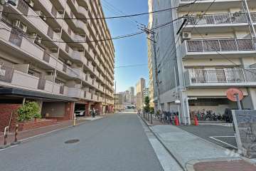 敷地南西側の前面道路（南側から）は越中橋筋です。