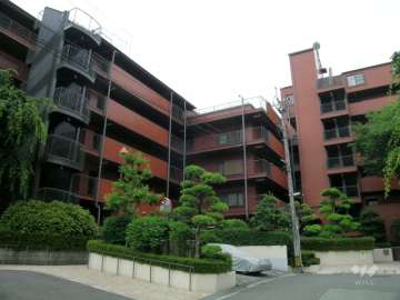 外壁は高級感のあるタイル張り。L字型に建物が配置されています。