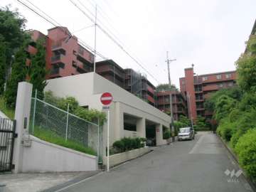 左側の白い建物が駐車場棟です。