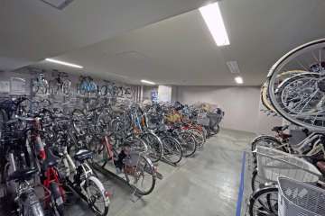 屋内に設けられた駐輪場
