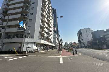 敷地西側の前面道路（北側から）