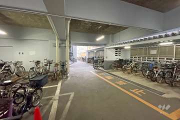 屋内に設けられた駐輪場