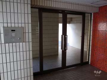エントランスはオートロック付きです。