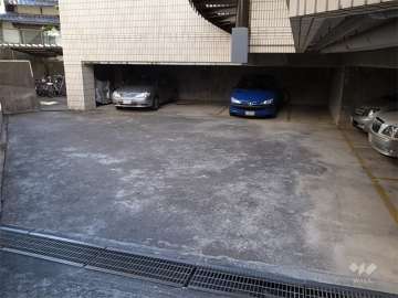敷地内駐車場（平面式）と駐輪場
