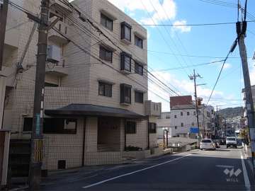 敷地の北側はバス通りに面しています。