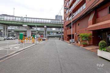 敷地の東側前面道路（北側から）