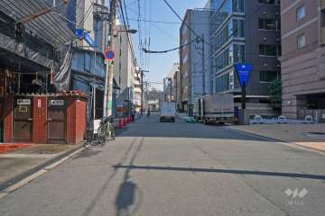 敷地の南側前面道路（西側から）