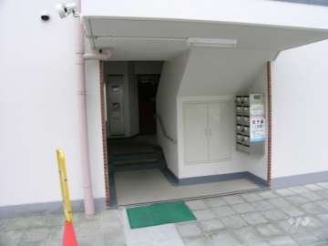 共用ポスト（奥にエレベーターがあります）