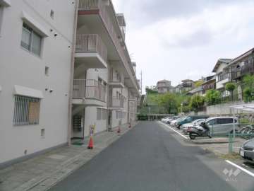 敷地内駐車場、建物はスキップフロアです