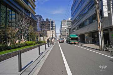 敷地東側の前面道路（南側から）