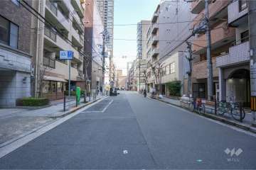 敷地南西側の前面道路（北西側から）