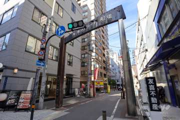 敷地東側の前面道路※通称「丼池（とぶいけ）筋」です。