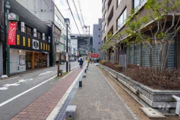 敷地東側の前面道路（北側から）