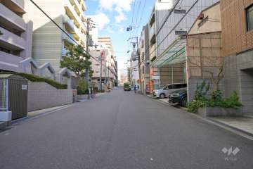 敷地北側の前面道路（西側から）