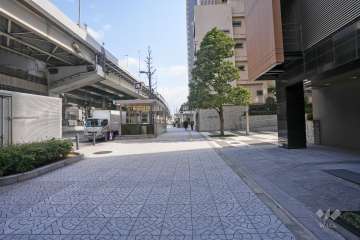 敷地北側の前面道路（西側から）