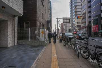 敷地西側の前面道路（北側から）