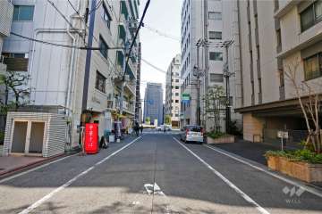 敷地北側の前面道路（西側から）