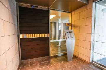 エントランスはオートロック付きです。