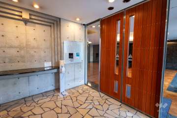 エントランスはオートロック付きです。