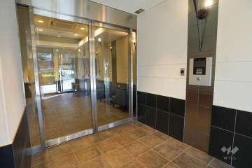 エントランスはオートロック付きです。