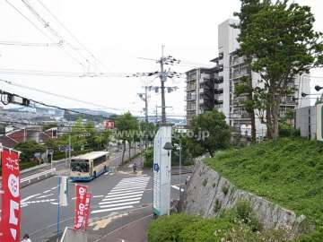 敷地の北側はバス通りに面しています。