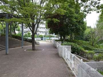 敷地の『粟生南公園』に面しています。