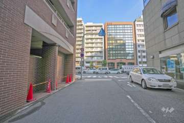 敷地の南側前面道路（西側から）